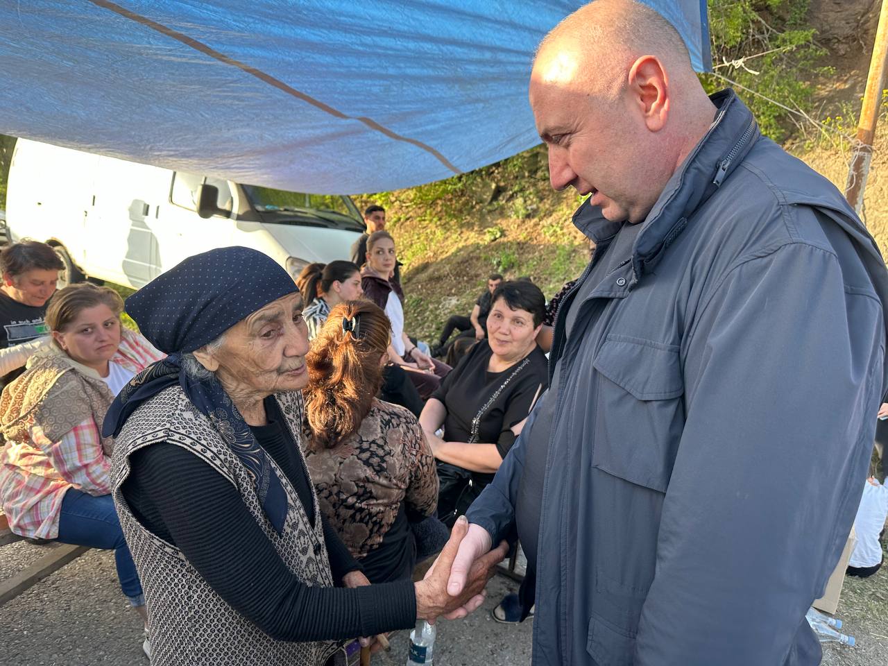 photo_5274087383152843031_y