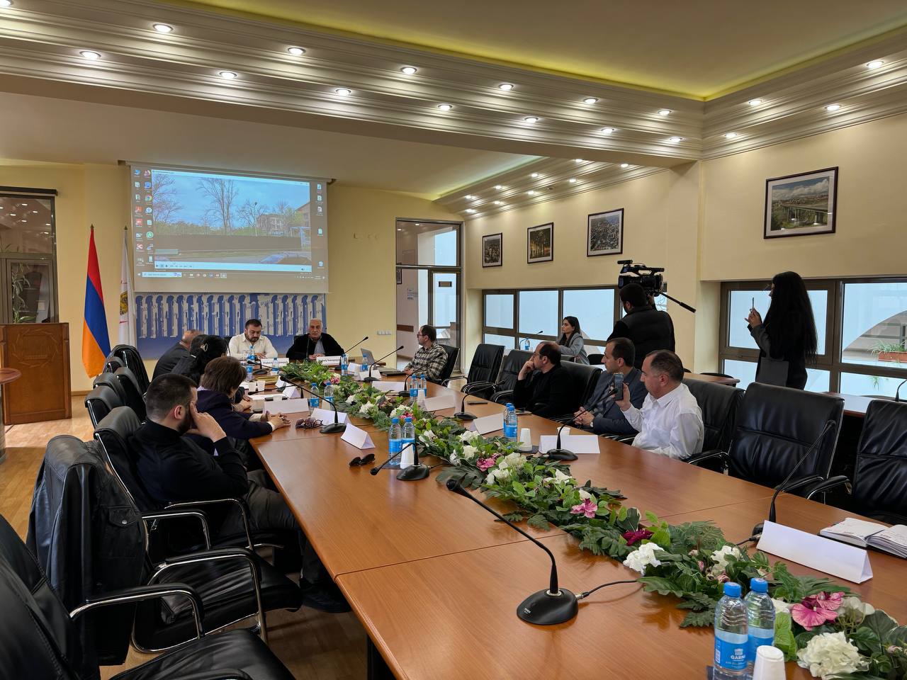 photo_6107341004563661546_y