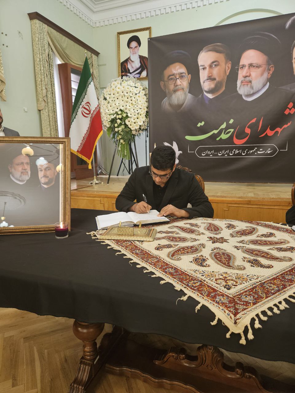 photo_5363879438321835302_y