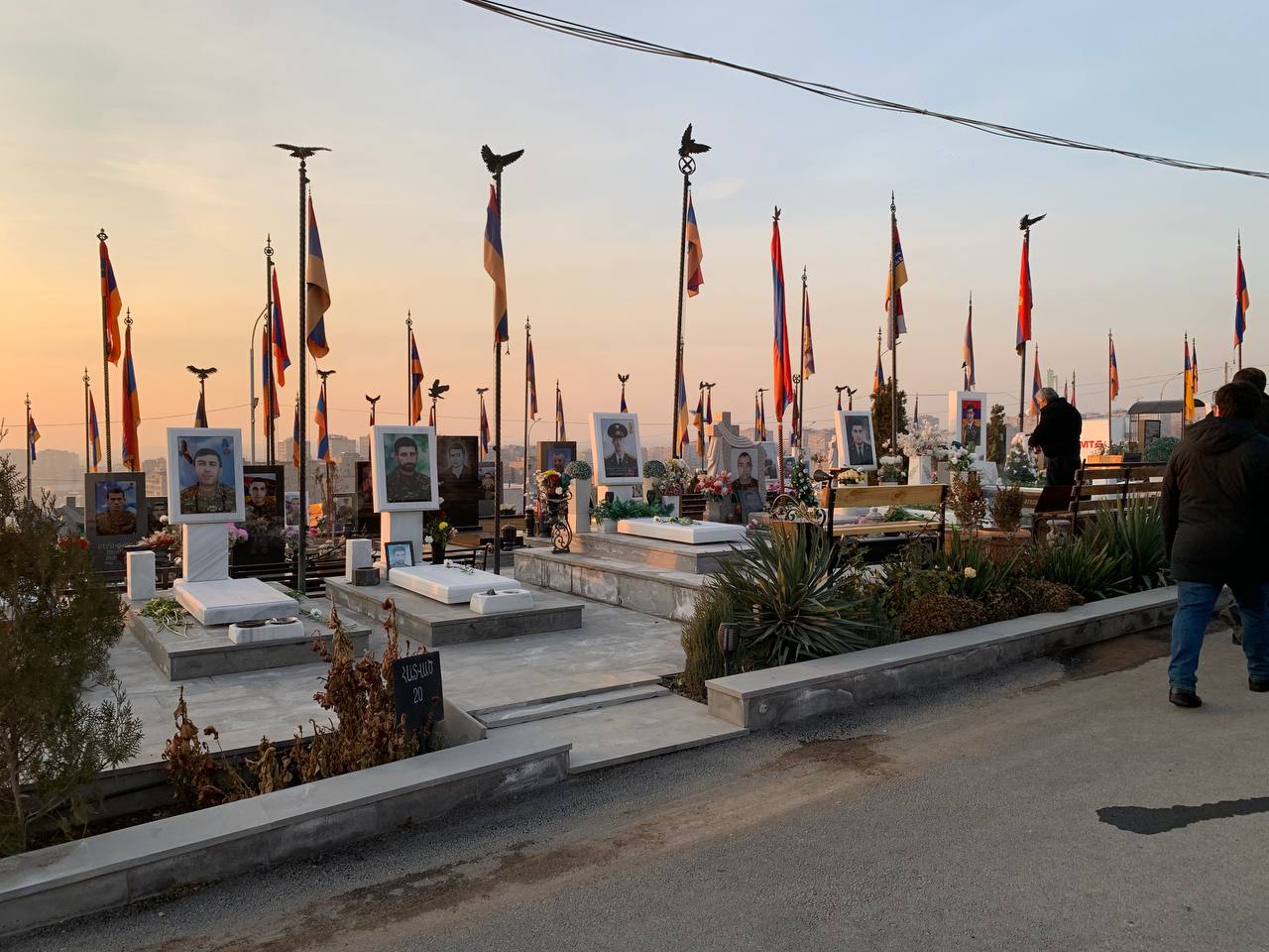 photo_5229069919663021911_y