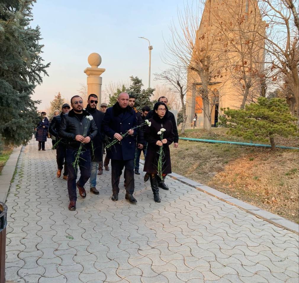 photo_5229090685829896071_y