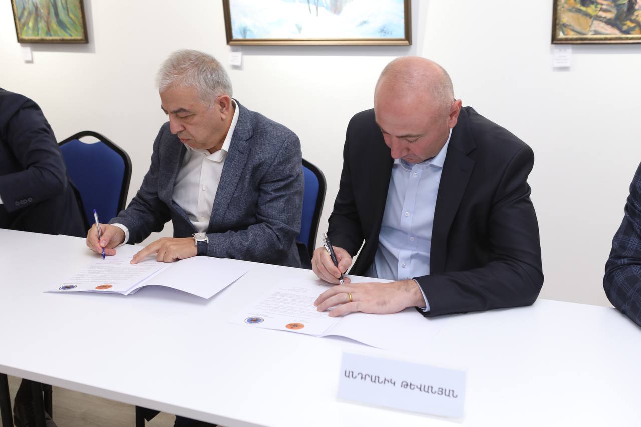 photo_5456388171974692064_y