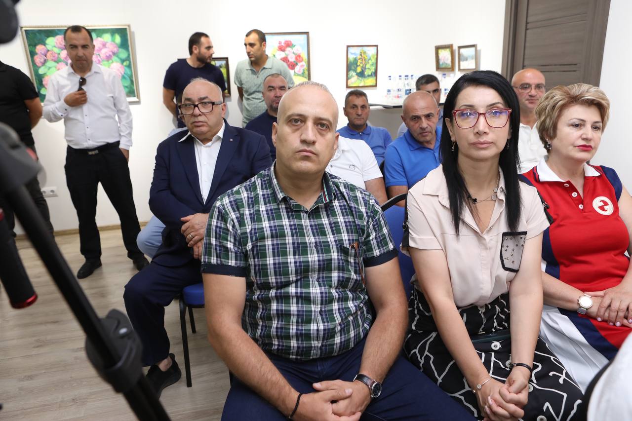 photo_5456388171974692067_y