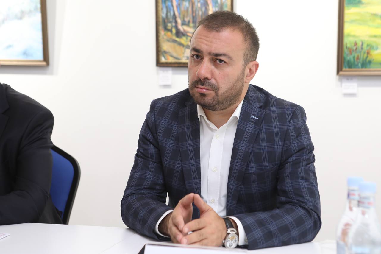 photo_5456388171974692069_y