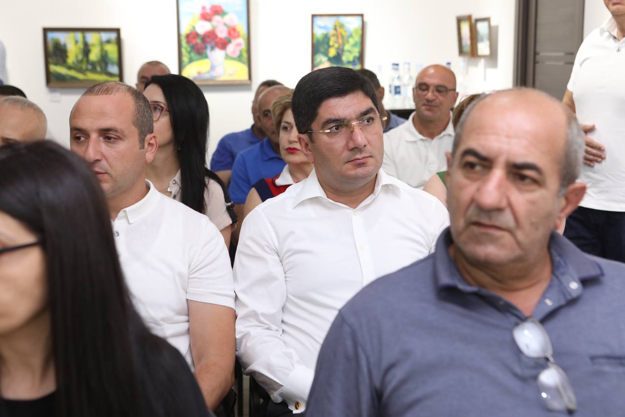 photo_5456388171974692077_y