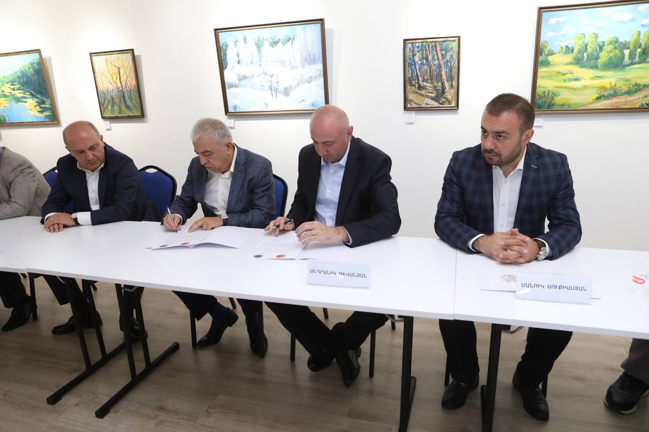 photo_5456388171974692081_y