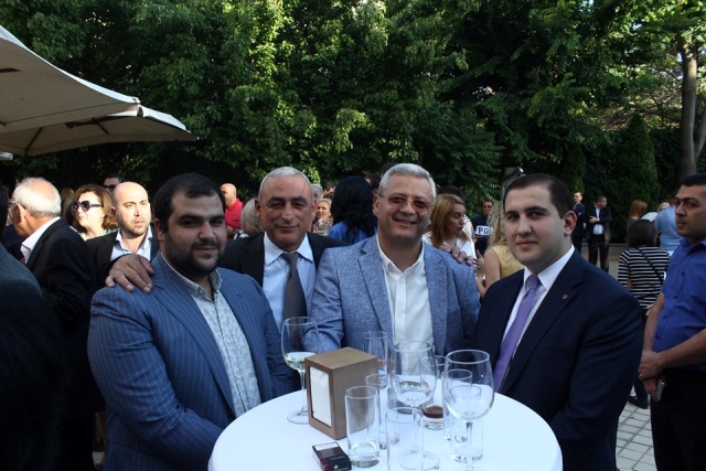 61287114_2266573490103172_623984324915494912_n