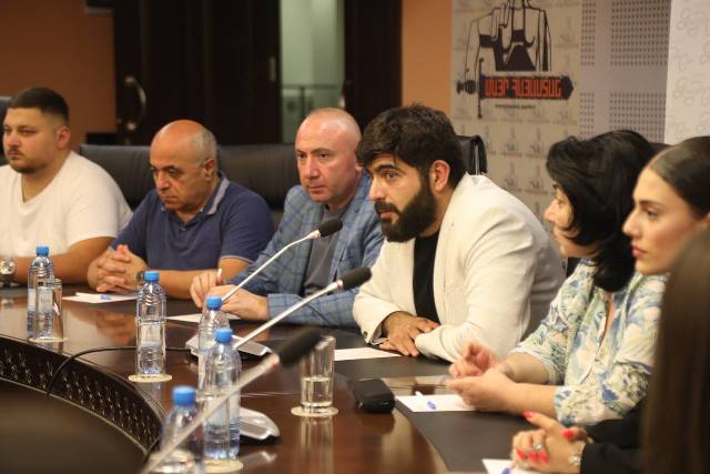 photo_5235512323362376579_y