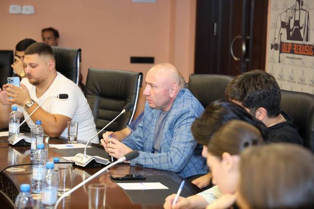 photo_5235512323362376590_y