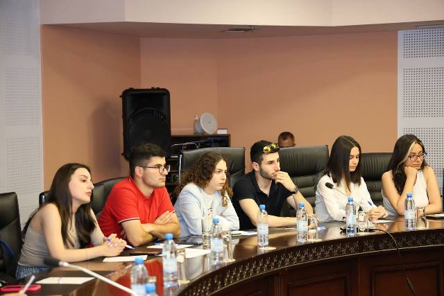 photo_5235512323362376591_y