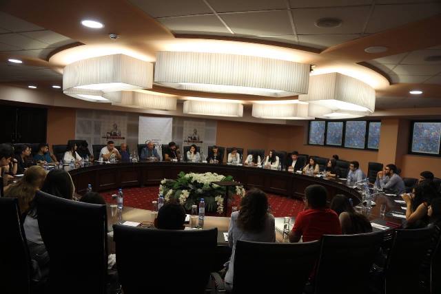 photo_5235512323362376596_y