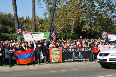 Բեվերլի Հիլզում հայ համայնքի մոտ 20 հազար ներկայացուցիչների մասնակցությամբ բողոքի ակցիա է տեղի ունեցել