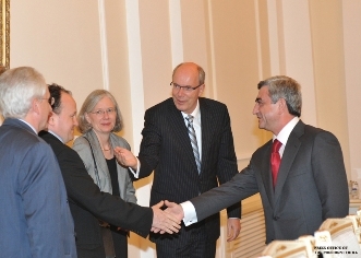 Սերժ Սարգսյանը հանդիպել է Արժույթի միջազգային հիմնադրամի գործադիր տնօրենների հետ