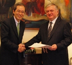 Посол Японии вручил министру иностранных дел РА Эдварду Налбандяну копию своих верительных грамот