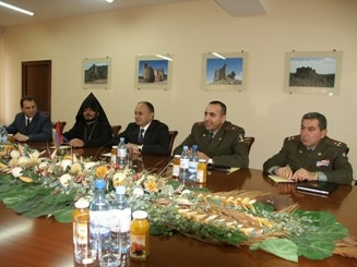 Министр обороны РА принял руководителя духовной службы Вооруженных сил Греции