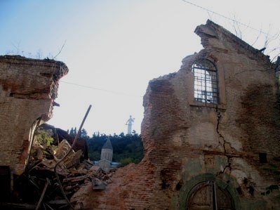 Фоторепортаж: Обвалился купол армянской церкви в Тбилиси