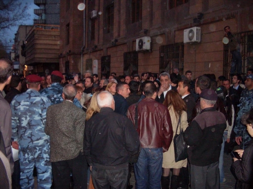 Демонстранты собрались возле здания коммуны Центр