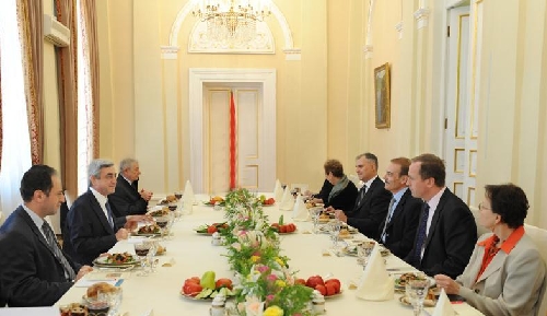 Նախագահ Սերժ Սարգսյանն աշխատանքային ճաշ է ունեցել Եվրամիության անդամ երկրների դեսպանների հետ