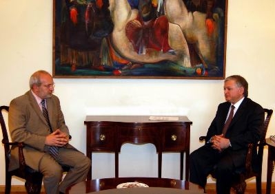 Эдвард Налбандян встретился с председателем Комиссии НС Венгрии по европейским вопросам Матиасом Йоршом.