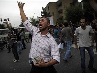 Число участников акции протеста в Тегеране достигло 100 тысяч
