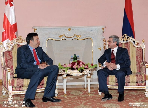 Президент Саргсян наградил Михаила Саакашвили Орденом Почета