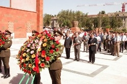 Президент НКР Бако Саакян возложил венок к мемориальному памятнику без вести пропавшим воинам