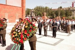 Президент НКР Бако Саакян возложил венок к мемориальному памятнику без вести пропавшим воинам