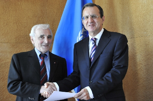 Шарль Азнавур вручил свои верительные грамоты руководителю штаб-квартиры ООН в Женеве