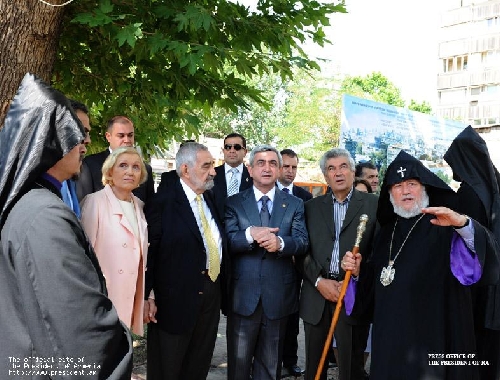 Президент Серж Саргсян присутствовал на церемонии освящения церкви Св.Анны