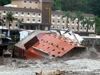 Из-за наводнения в результате тайфуна «Моракот» в Тайване погибли 62 человека