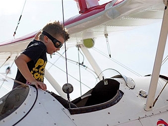 Ութամյա տղան թռիչքի նոր ռեկորդ է սահմանել բիպլանի թևերի վրա