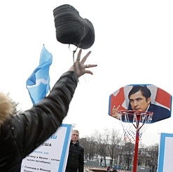 В Саакашвили метнули ботинком