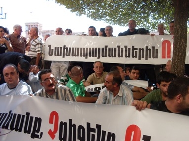 Голодовка перед зданием МИД, сидячая забастовка - перед  Правительством