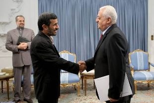 Посол Армении в Иране Григор Аракелян вручил свои верительные грамоты президенту Ирана Махмуд Ахмадинежаду