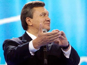 Янукович сохранил лидерство после подсчета половины бюллетеней