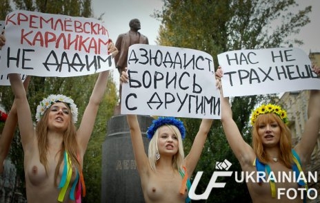 Украинки провели топлес акцию против визита Путина