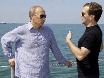 Рейтинги одобрения Путина и Медведева сравнялись