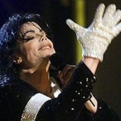 Перчатка Майкла Джексона ушла с молотка за 330 тысяч долларов США