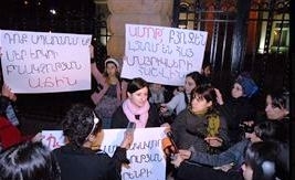 Члены группы «Нет сокращению пособия по беременности» организуют акцию протеста