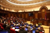 Сразу после голосования Раффи Ованнисян покинул зал заседаний парламента