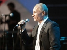 Путин спел песню с джаз-бэндом и сыграл на рояле