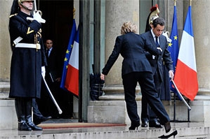 Хилари Клинтон при встрече с Саркози потеряла равновесие