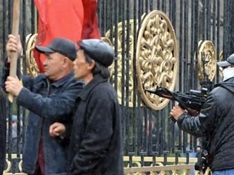 В Бишкеке снова пытаются захватить здание парламента