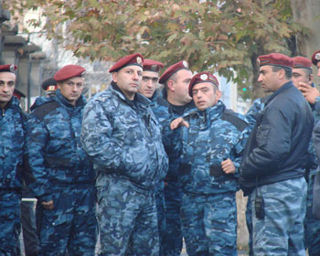 Войска спецназа избили участников акции протеста у здания мэрии Еревана 