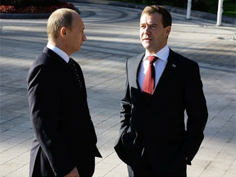 Россияне стали меньше доверять Медведеву и Путину   