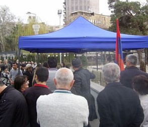 На площади Свободы установили палатку  