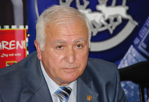 Размик Зограбян критикует поведение и властей, и оппозиции  