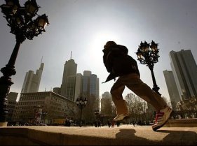 После  рабочего визита главный специалист Министерства социального обеспечения не вернулся на родину