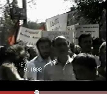 Фрагмент акции протеста 1992г. (протестующие скандируют: «Левон – предатель!», «Левон, уходи!»). 