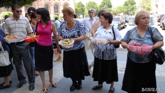 Բացօթյա առևտրով զբաղվողները՝ կառավարության շենքի մոտ